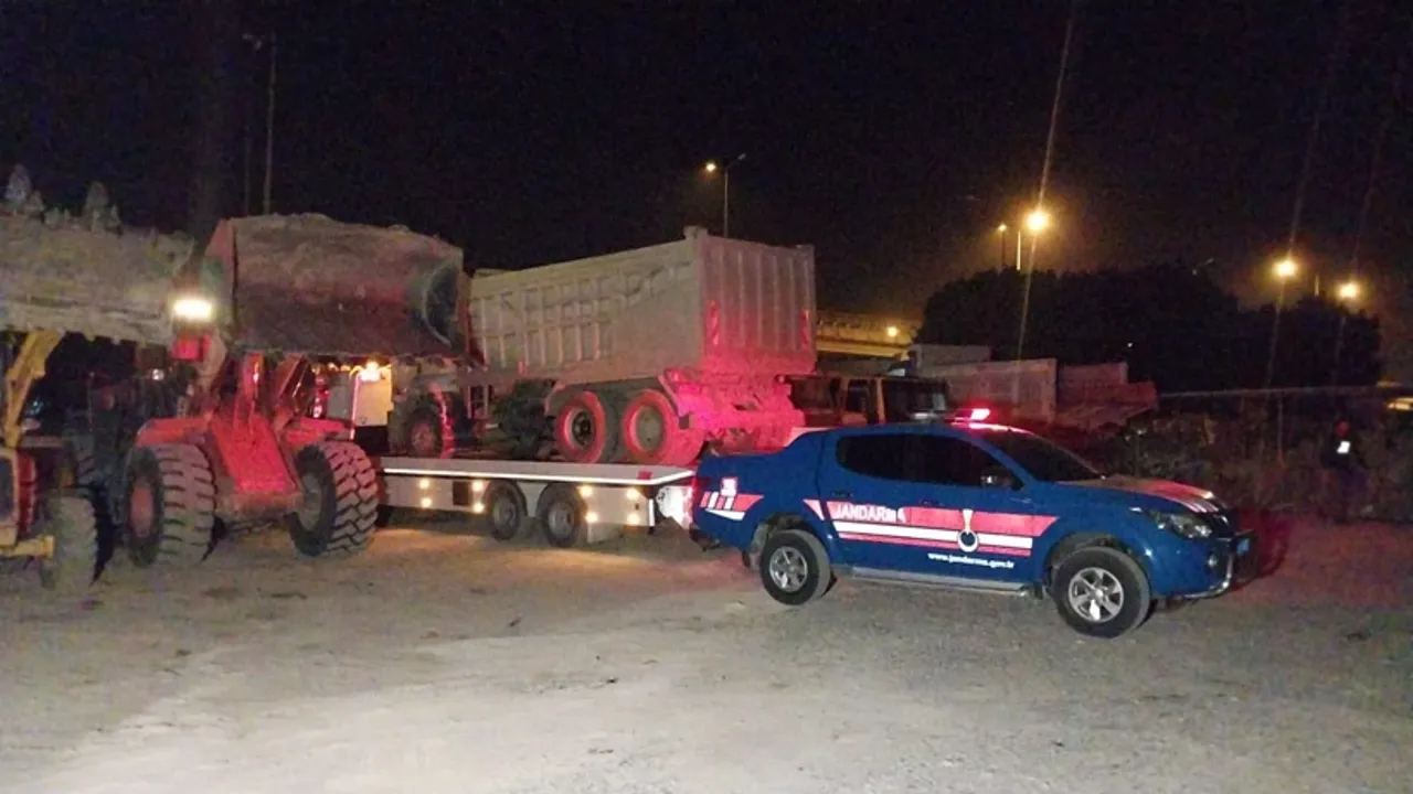 ANTALYA’DA KAMYONLARLA PLAJI ÇALDILAR