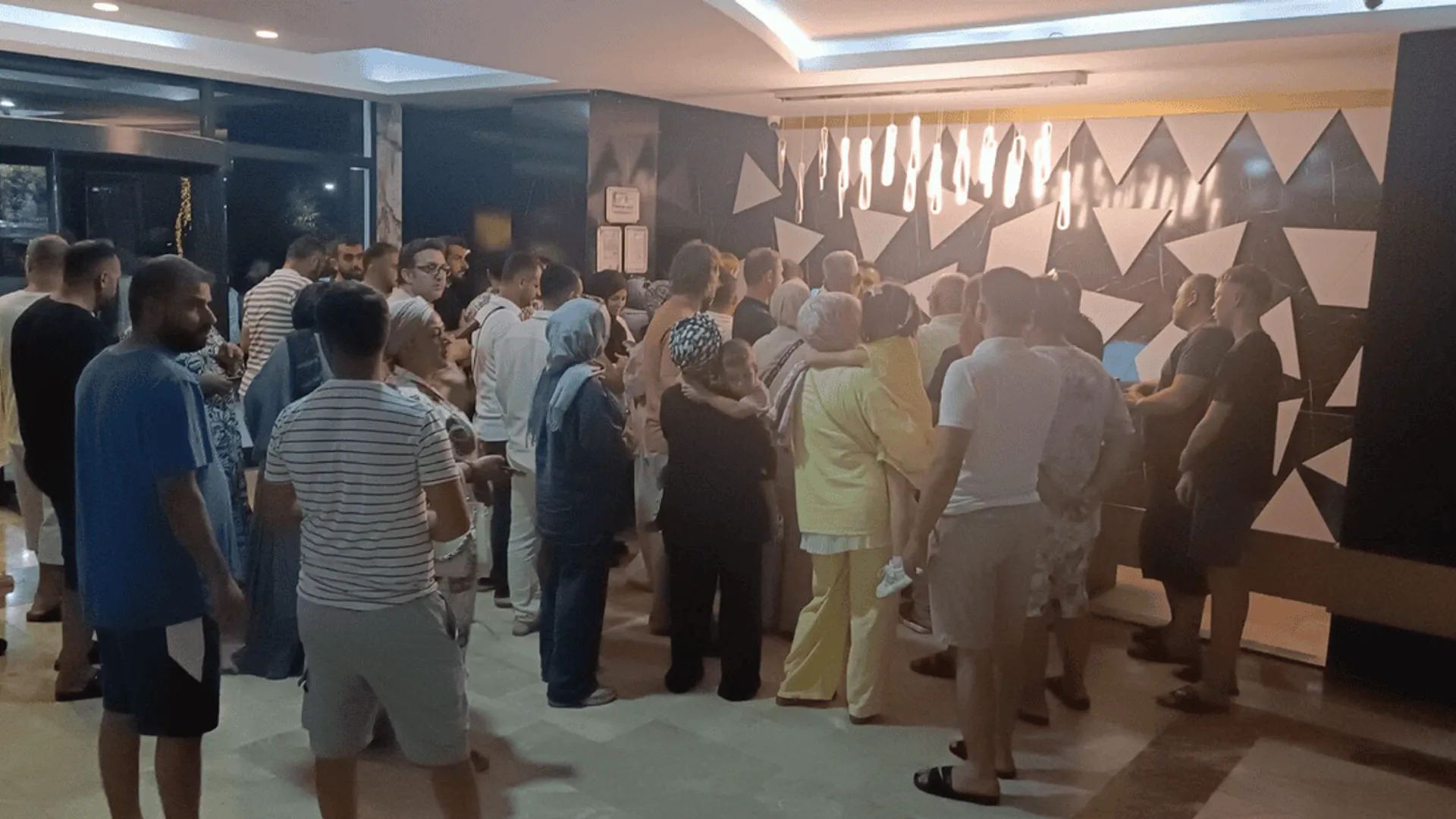 KLİMALAR ÇALIŞMADI, MÜŞTERİLER RESEPSİYONA İNDİ