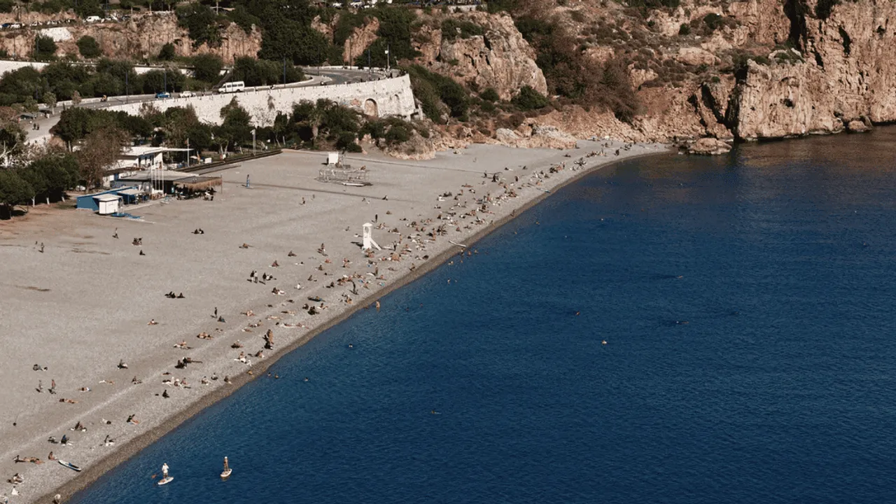 ARA TATİLİN SON GÜNÜNDE, SAHİLDE YAZI ARATMAYAN YOĞUNLUK