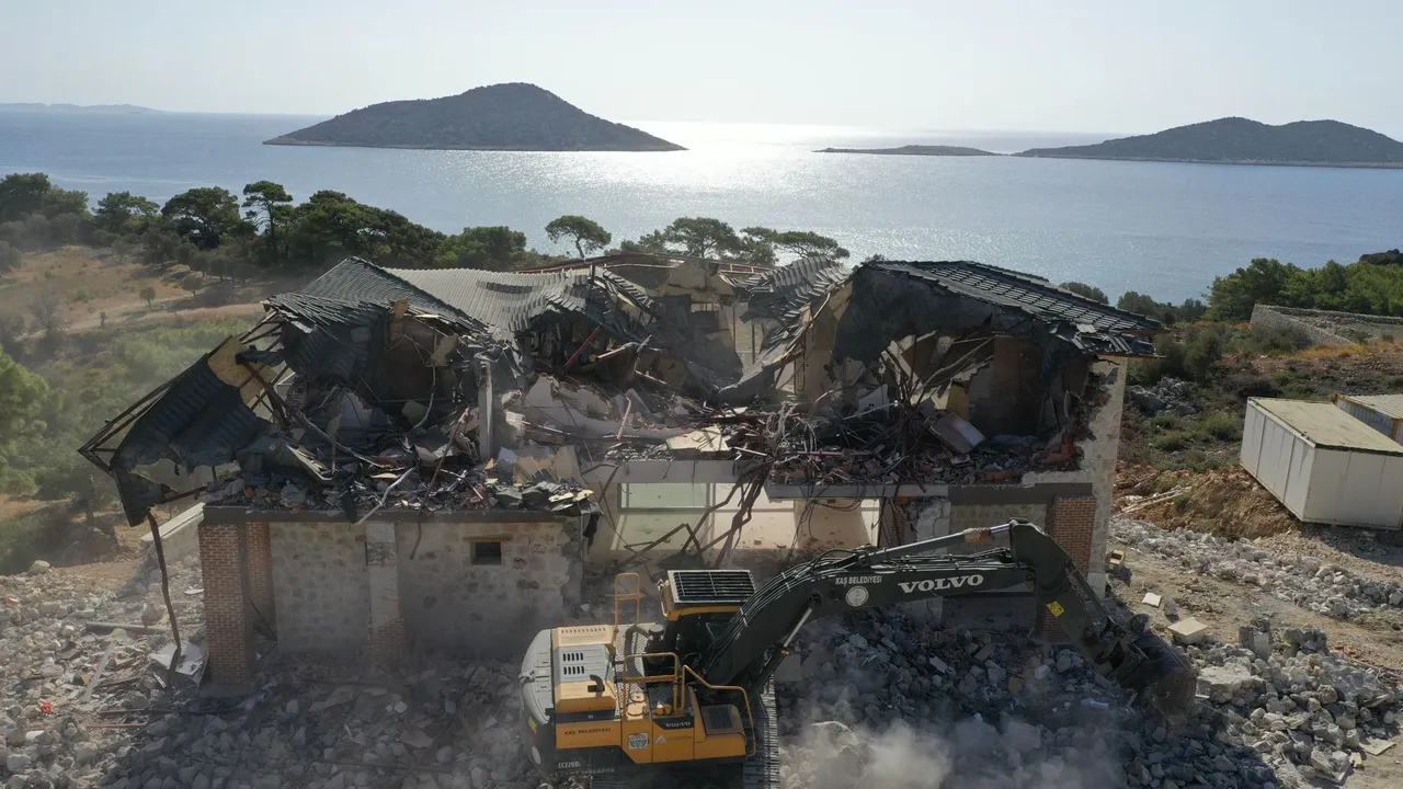 KAŞ’TA KAÇAK YAPILARIN YIKIMI İÇİN AÇILAN İHALE YİNE İPTAL EDİLDİ