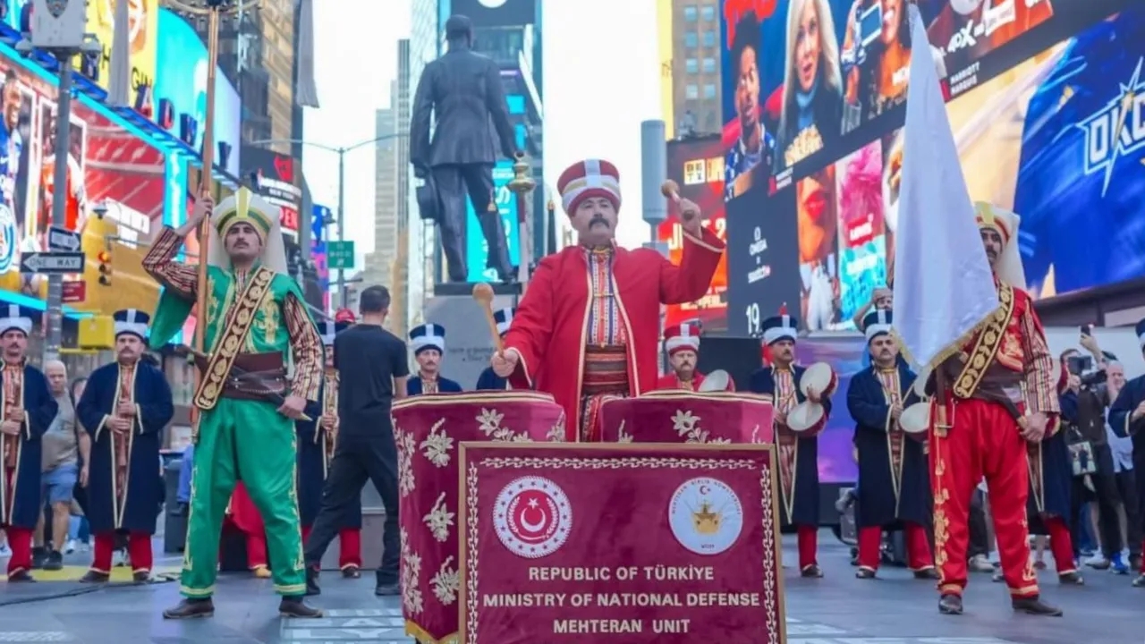 MEHTER MARŞLARI NEW YORK TIMES MEYDANI’NDA YANKILANDI