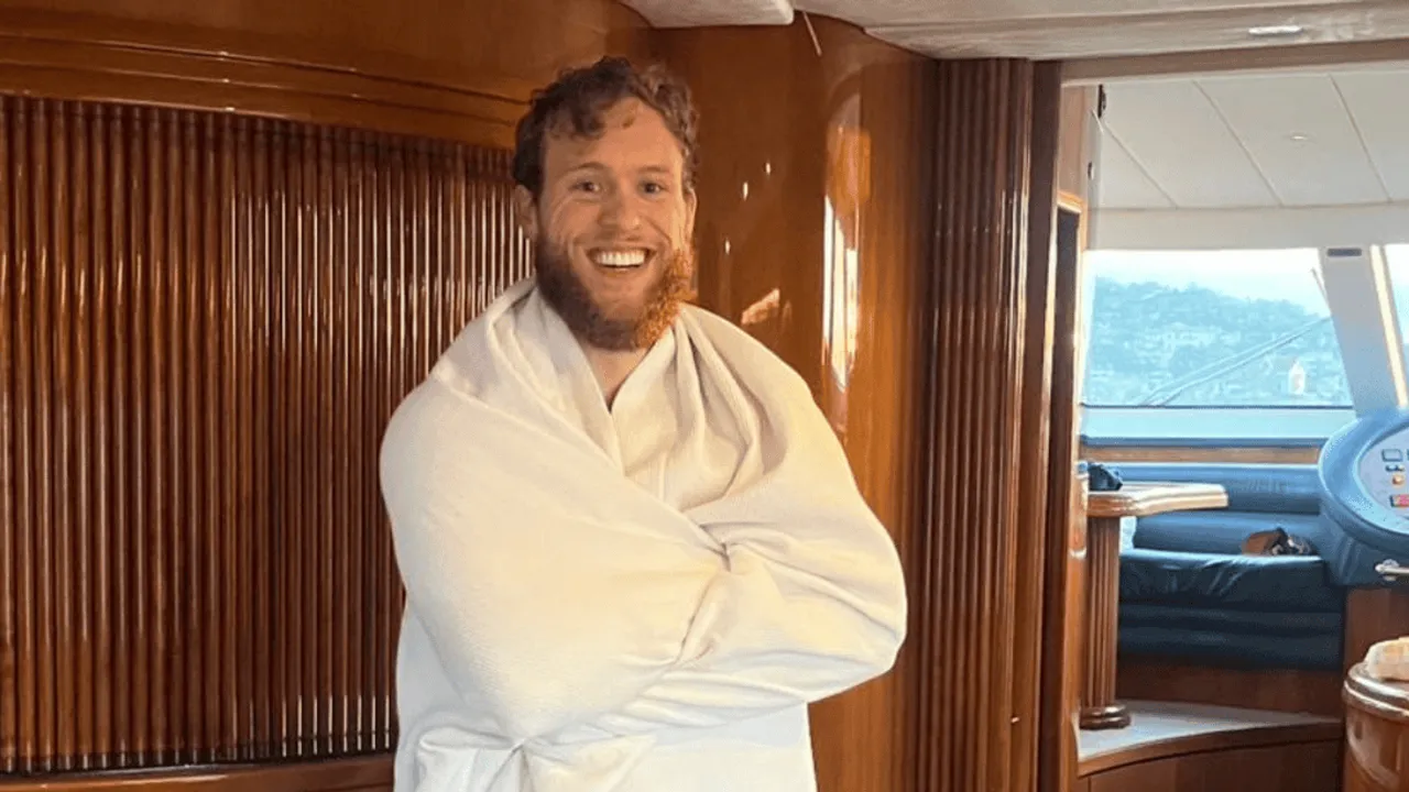 İSTANBUL BOĞAZI'NDA DENİZE DÜŞEN KADINI TURİST KURTARDI