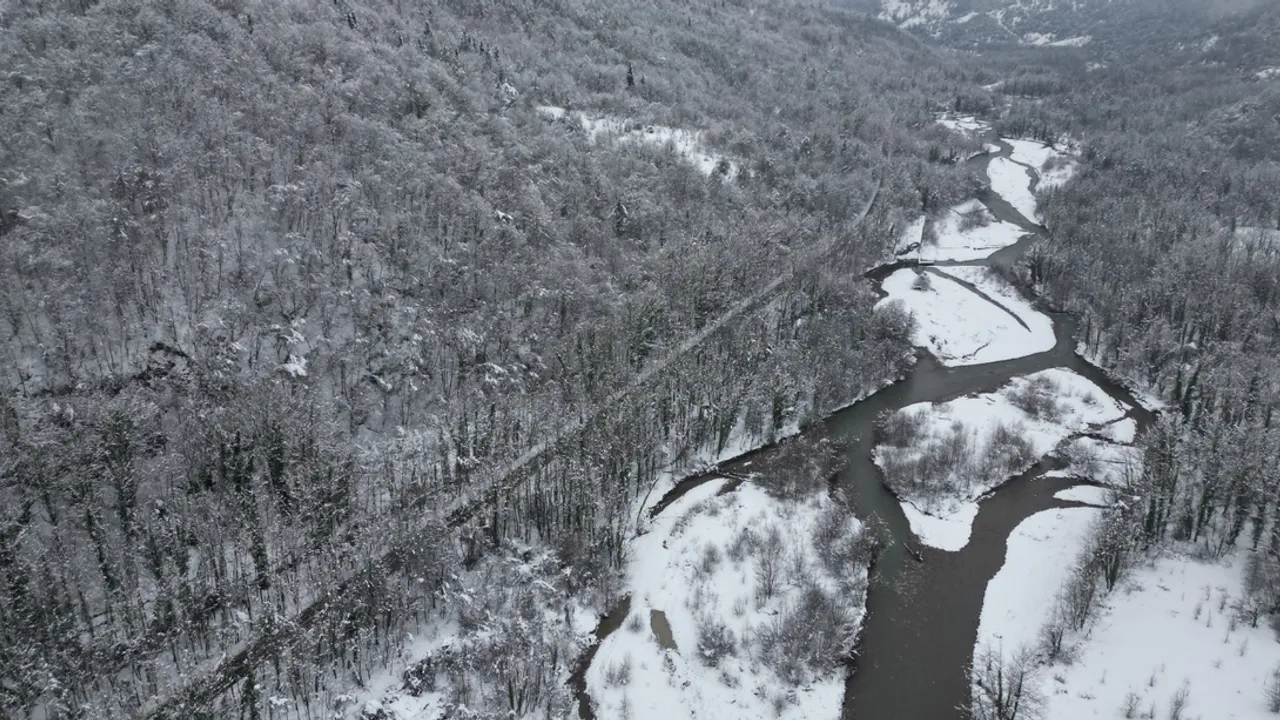 BARTIN–KARABÜK AĞAÇ TÜNEL YOLUNDA KIŞ MANZARASI HAYRAN BIRAKTI