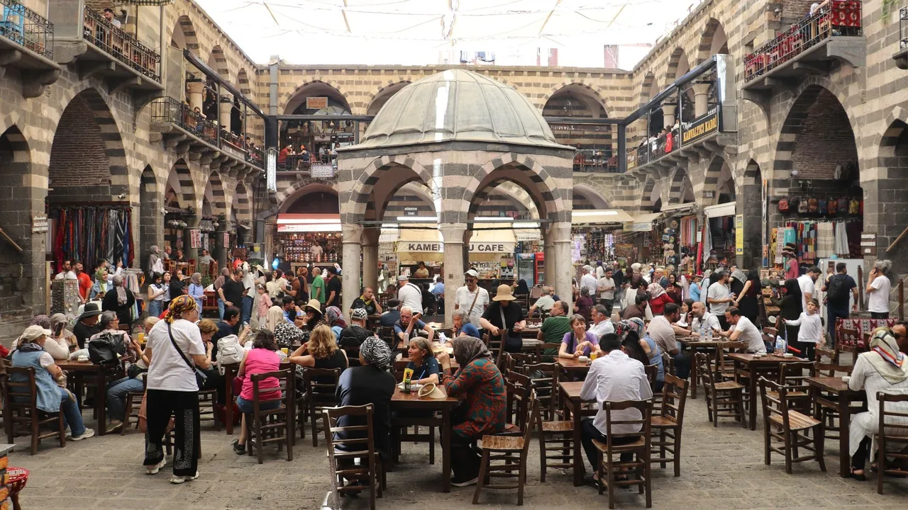 BAYRAM DİYARBAKIR'A CAN SUYU OLDU: OTELLER TAMAMEN DOLDU