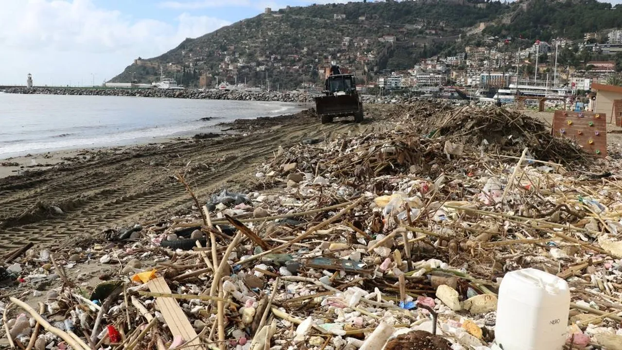 ALANYA'DA SAĞANAĞIN ARDINDAN SAHİL ATIKLA DOLDU