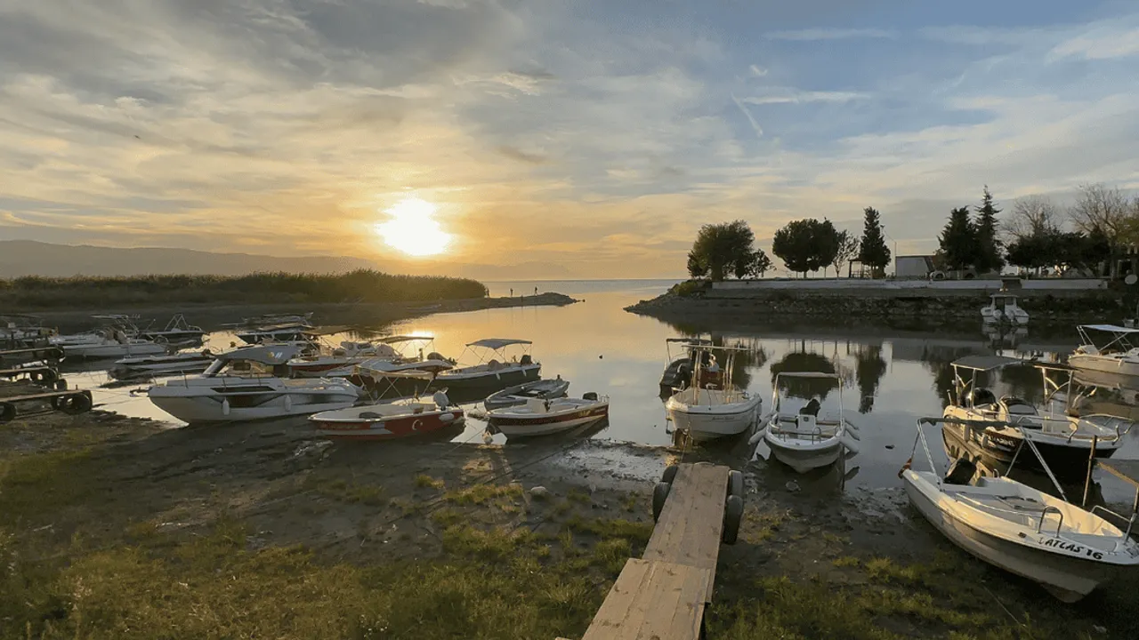 İZNİK GÖLÜ'NDE KURAKLIK: KAYIKLAR KARAYA OTURDU