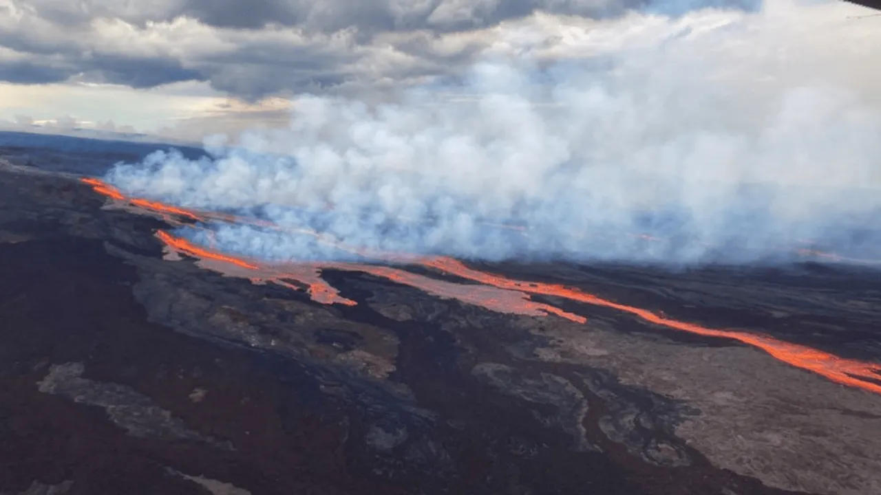 KILAUEA’DA 42’NCİ PATLAMA, 300 METRE LAV