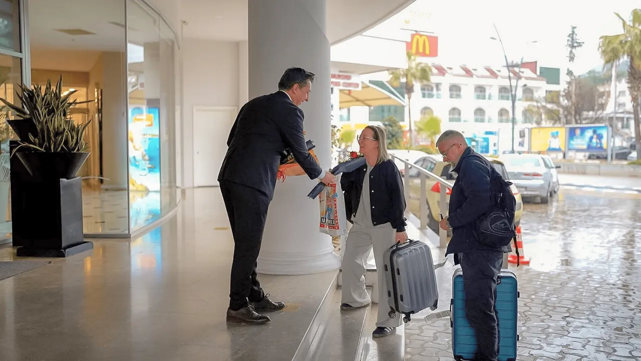 MARMARİS’TE SEZONUN İLK TURİSTLERİNE ÇİÇEKLİ KARŞILAMA