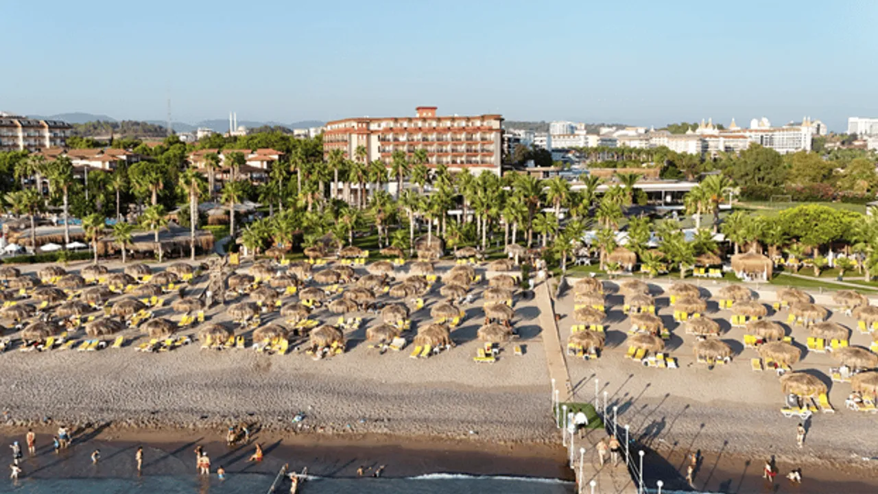 JUSTINIANO HOTELS DOĞAYA UYUMLU PLAJ ŞEMSİYELERİ İLE DİKKAT ÇEKİYOR  