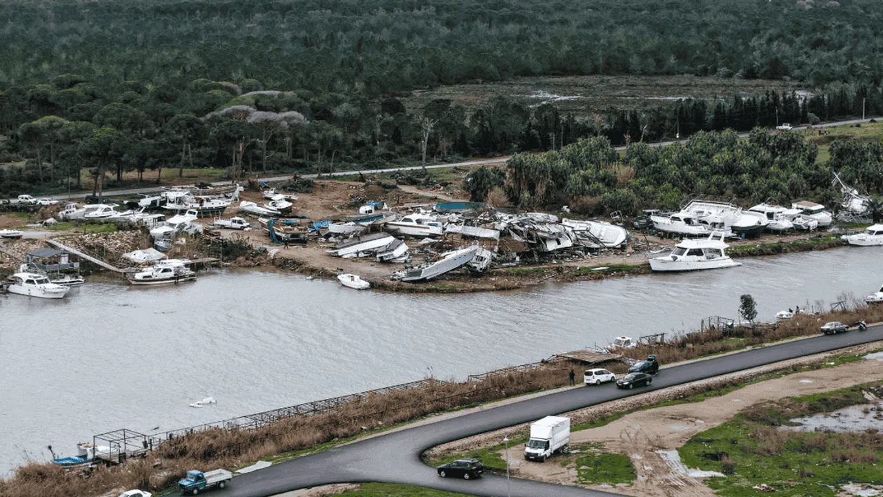 ŞİDDETLİ FIRTINA VE HORTUM ANTALYA’DA HAYATI FELÇ ETTİ