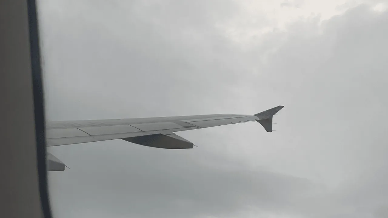 AJET UÇAĞI ŞİDDETLİ SAĞANAK NEDENİYLE ANTALYA’YA İNDİ