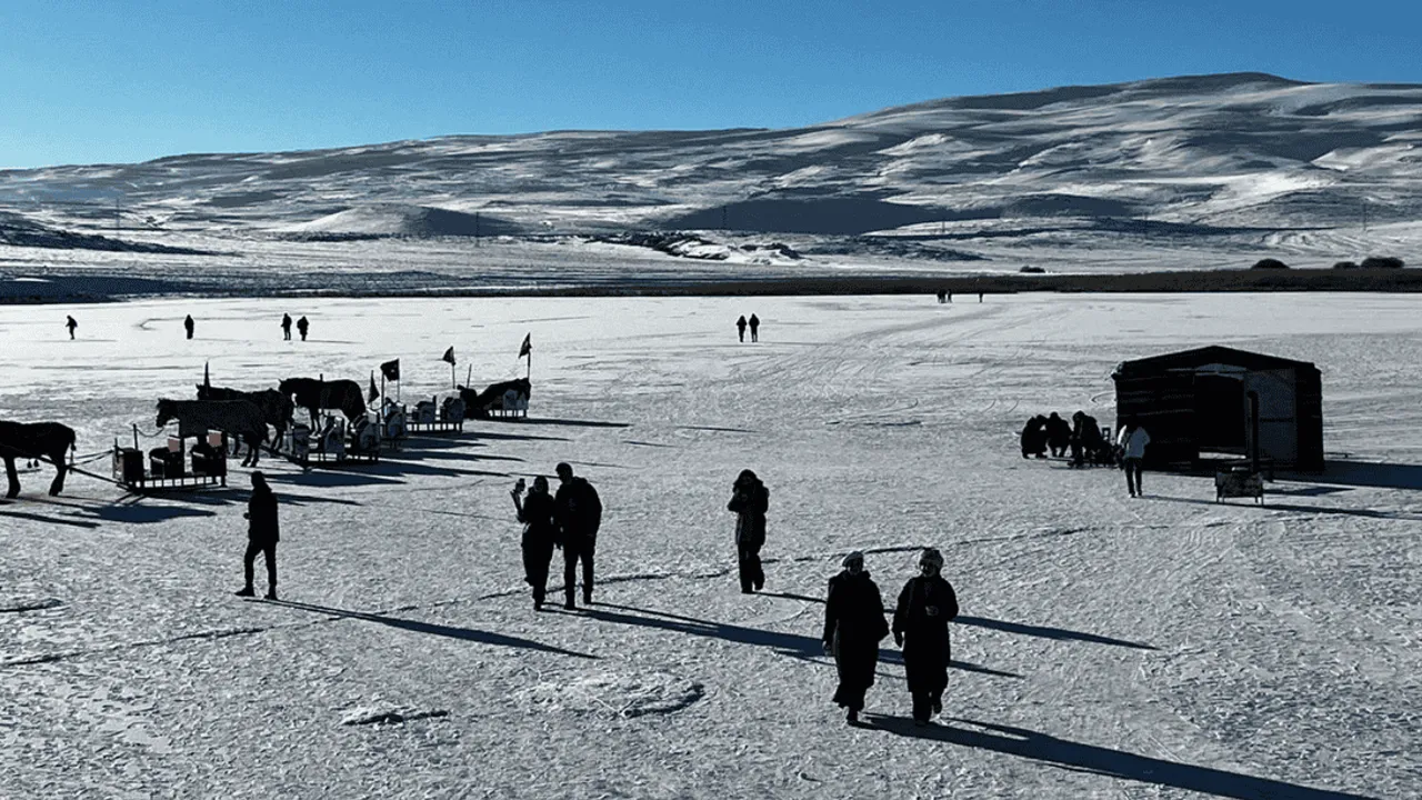 ÇILDIR GÖLÜ'NDE ATLI KIZAK VE BUZ PATENİ