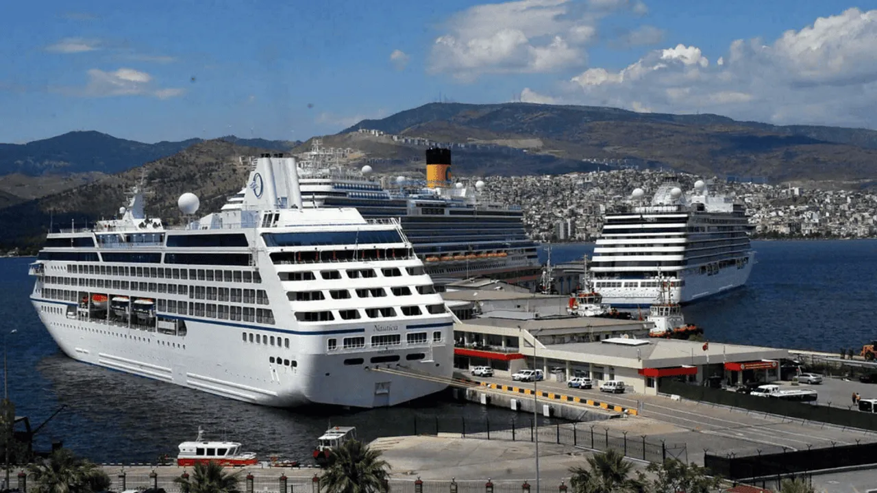 İZMİR'E 10 AYDA KRUVAZİYERLE 66 BİN TURİST GELDİ