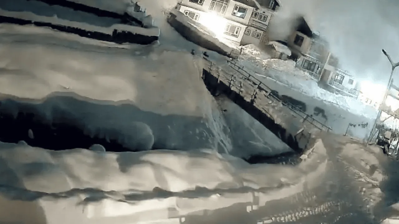 HİNDİSTAN'IN ÜNLÜ TATİL BELDESİNDE ÇIĞ DÜŞTÜ