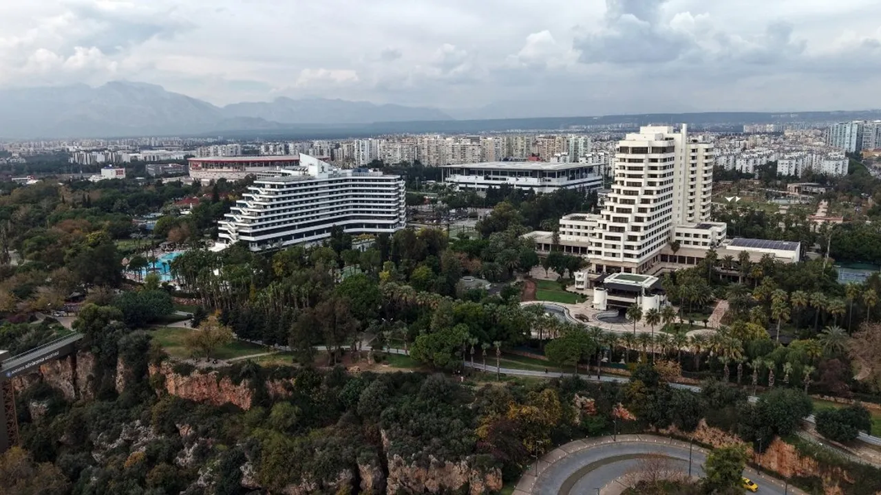 ANTALYA’DA 70 YILLIK ARAZİ DAVASINDA YENİ SÜREÇ: 3 OTELİN TAPUSU İÇİN İPTAL TALEBİ