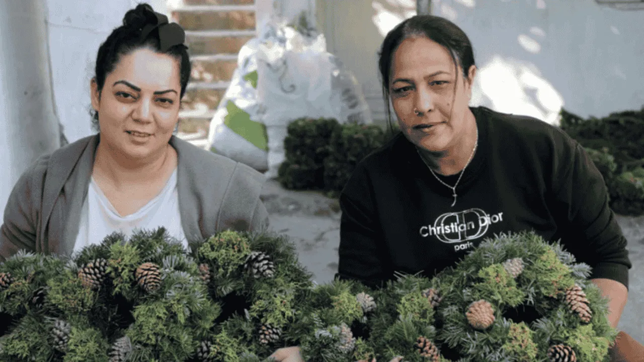 EL EMEĞİ NOEL ÇELENKLERİ 2,5 MİLYON DOLARA SATILIYOR