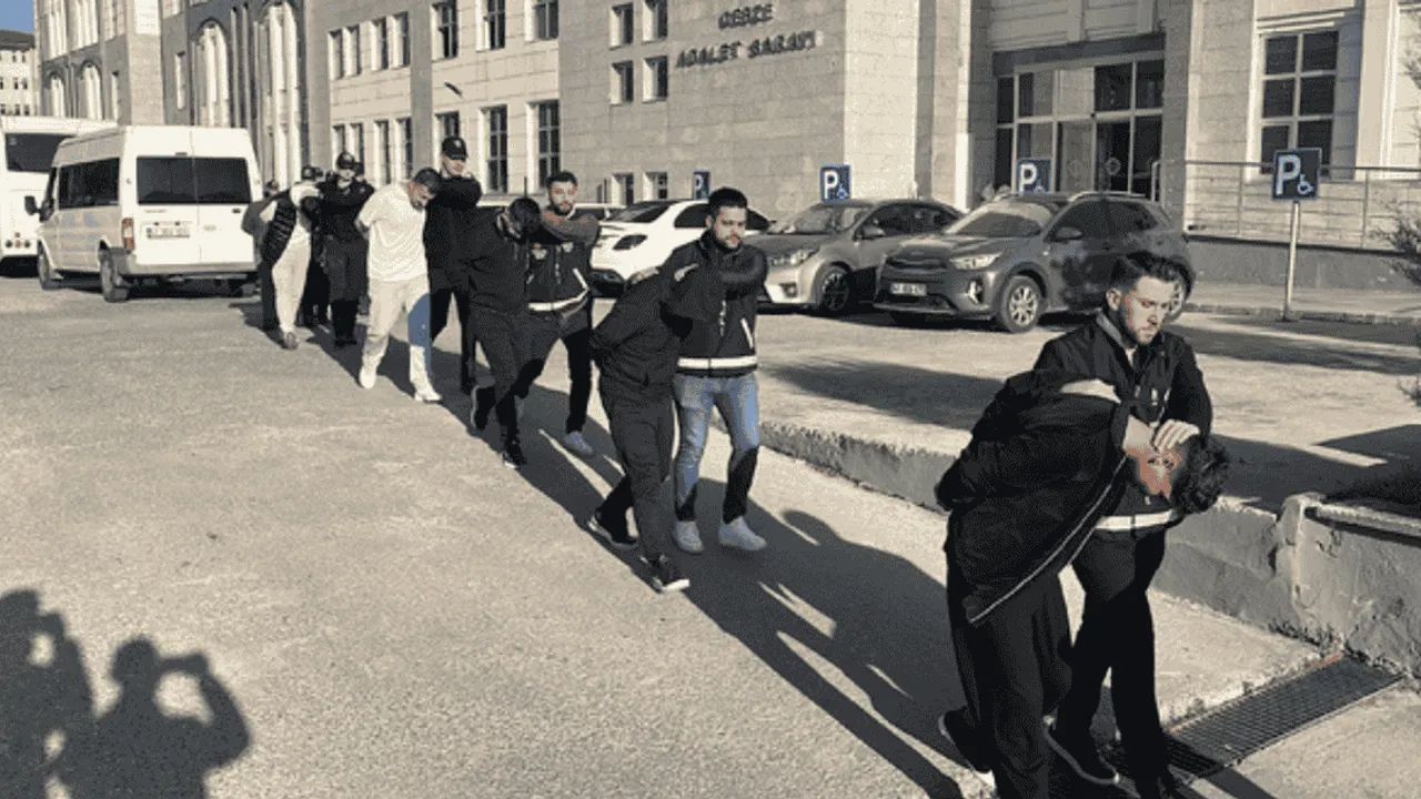 11 İLDE BUNGALOV DOLANDIRICILARINA OPERASYON DÜZENLENDİ