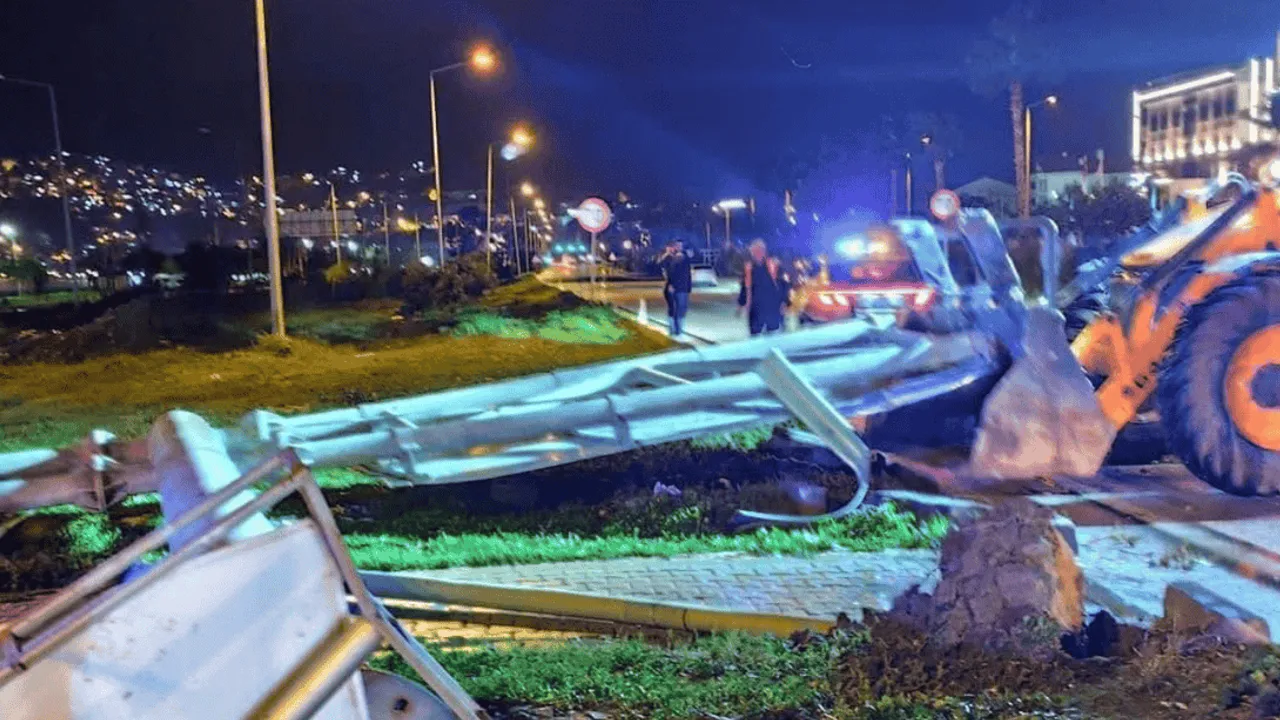 ŞİDDETLİ FIRTINA VE HORTUM ANTALYA’DA HAYATI FELÇ ETTİ