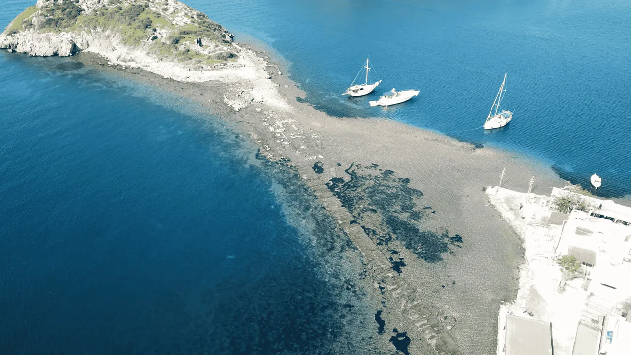 BODRUM’DA DENİZ ÇEKİLDİ, TARİHİ KRAL YOLU GÜN YÜZÜNE ÇIKTI