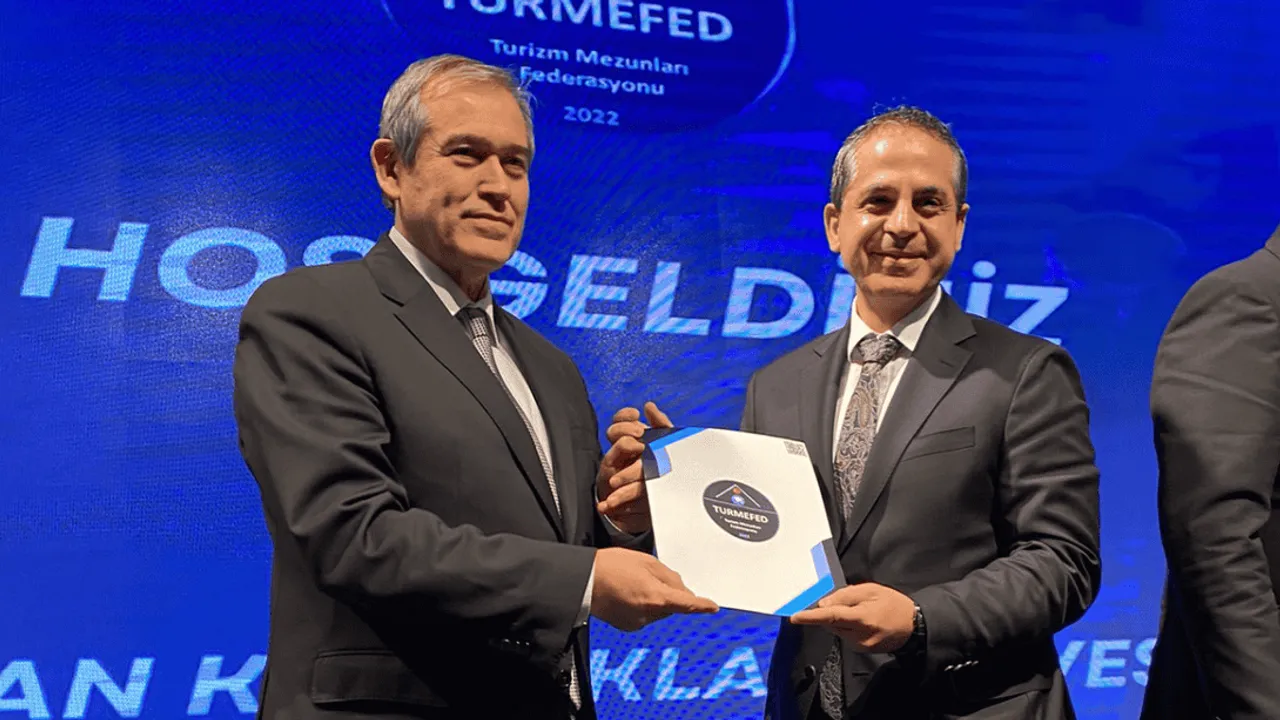 ERKAN YAĞCI: “TURİZMDE İNSAN KAYNAĞI SORUNUNUN TEMELİ MESLEK YASASININ OLMAMASI”