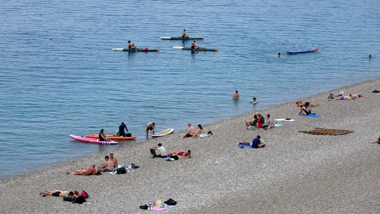 SICAK HAVA ANTALYA SAHİLLERİNİ HAREKETLENDİRDİ