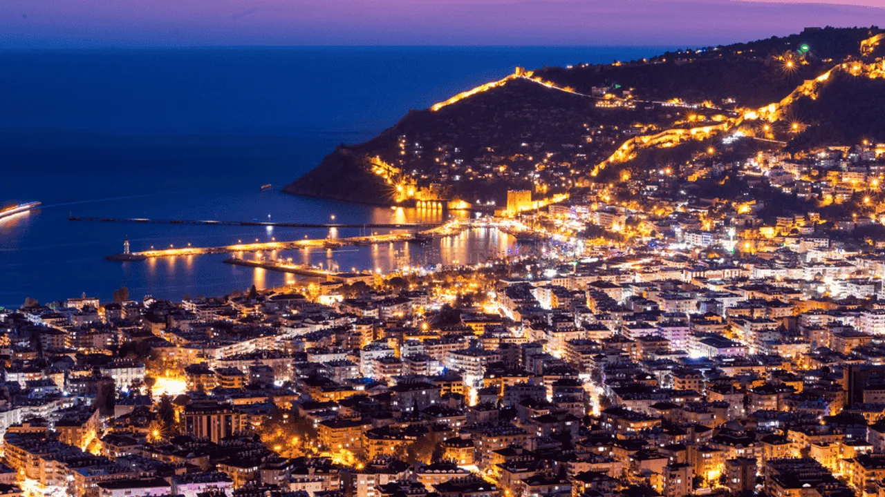ALANYA KRUVAZİYERLE GELEN İNGİLİZ TURİSTLERİ AĞIRLIYOR