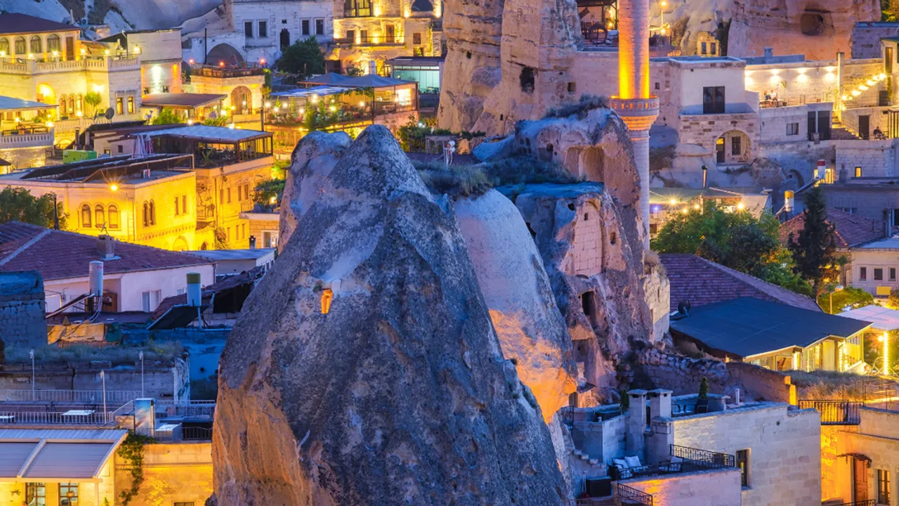 PERİBACALARININ GÖLGESİNDEN GÖKYÜZÜNE UZANAN İLHAM VERİCİ BİR YOLCULUK: KAPADOKYA