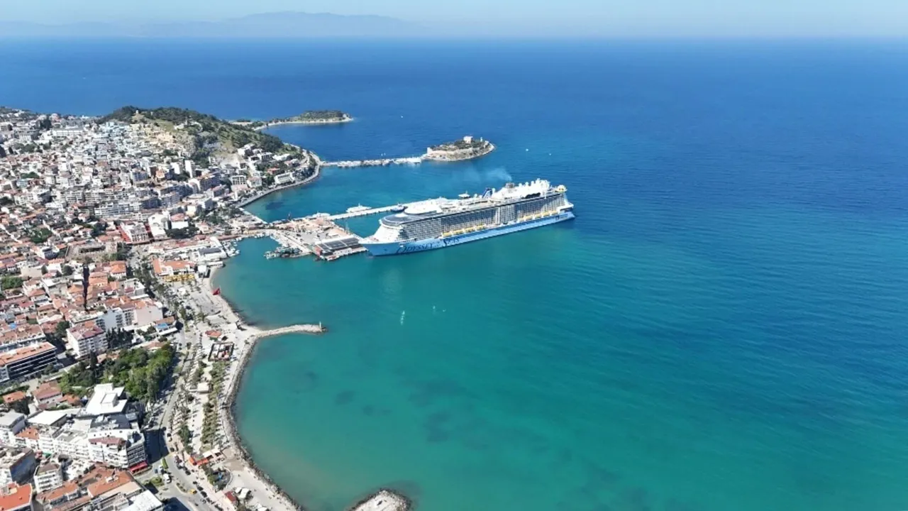 KUŞADASI’NA DEV KRUVAZİYER: 4 BİN 600 TURİST GELDİ