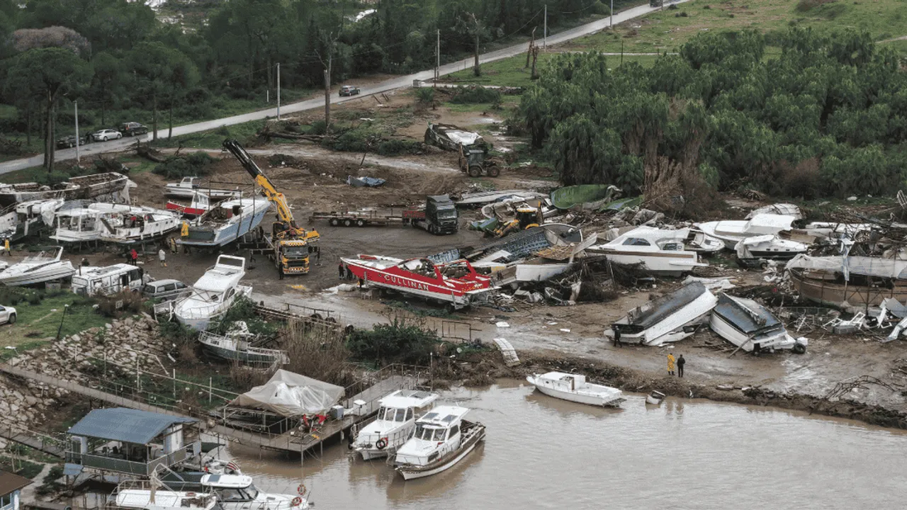 ANTALYA’DA HORTUMUN İZLERİ GÜNLER SONRA DA SİLİNMEDİ