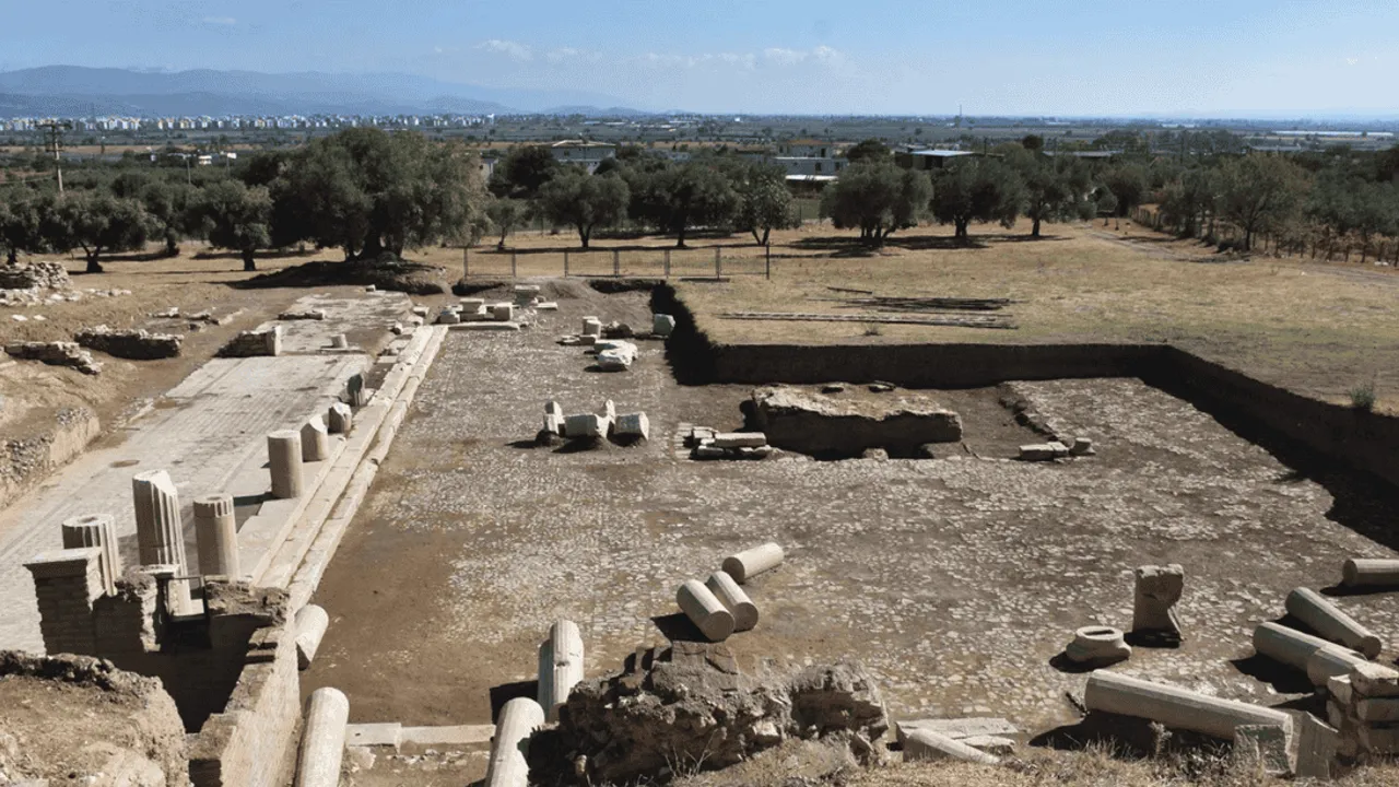 METROPOLİS'TE 1800 YILLIK AGORA BULUNDU