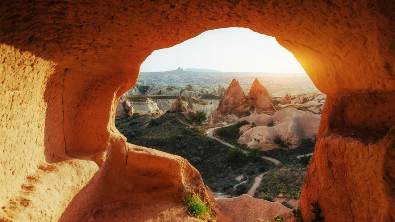 PERİBACALARININ GÖLGESİNDEN GÖKYÜZÜNE UZANAN İLHAM VERİCİ BİR YOLCULUK: KAPADOKYA