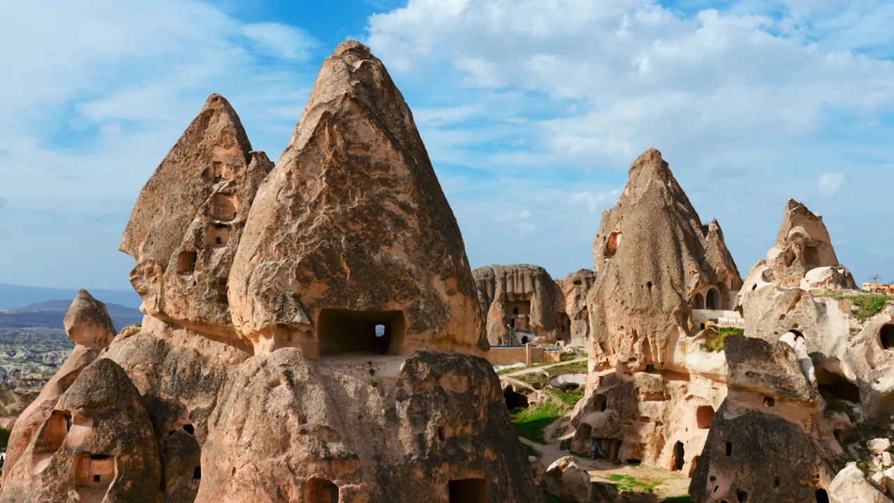 PERİBACALARININ GÖLGESİNDEN GÖKYÜZÜNE UZANAN İLHAM VERİCİ BİR YOLCULUK: KAPADOKYA