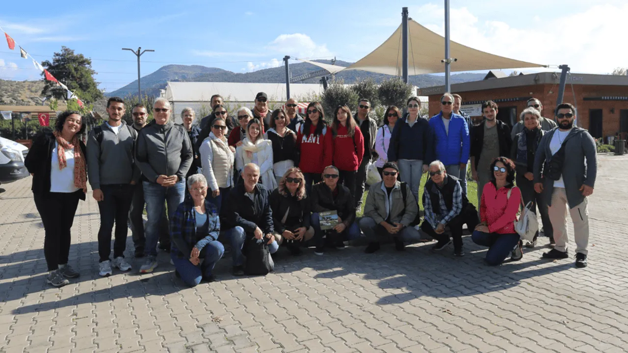 REHBERLER EFES SELÇUK’TA YENİ BİR MODELİ DENEYİMLEDİ: EFES TARLASI YAŞAM KÖYÜ