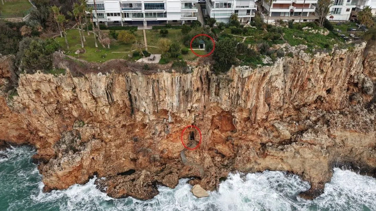 ANTALYA FALEZLERDEKİ KAÇAK BARAKA VE ASANSÖRÜ MÜHÜRLENDİ