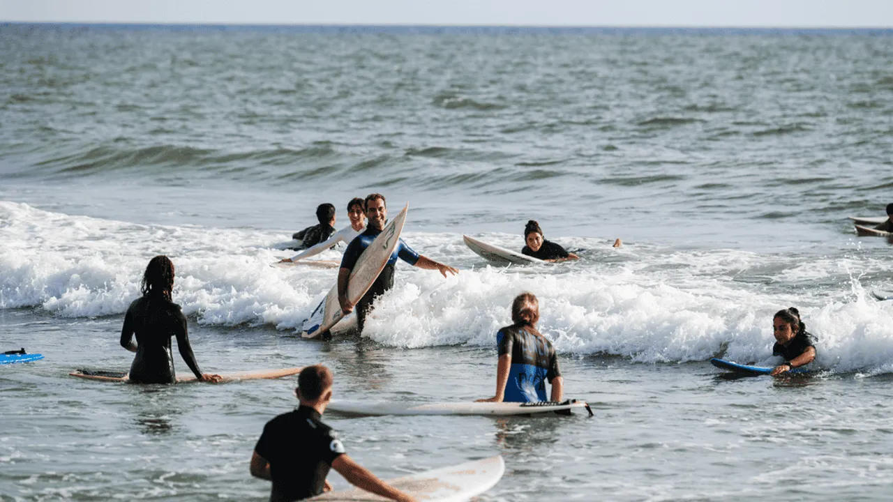 HATAY SÖRF MERKEZİ, DEPREM SONRASI İYİLEŞME SÜRECİNE SPORLA KATKI SUNUYOR