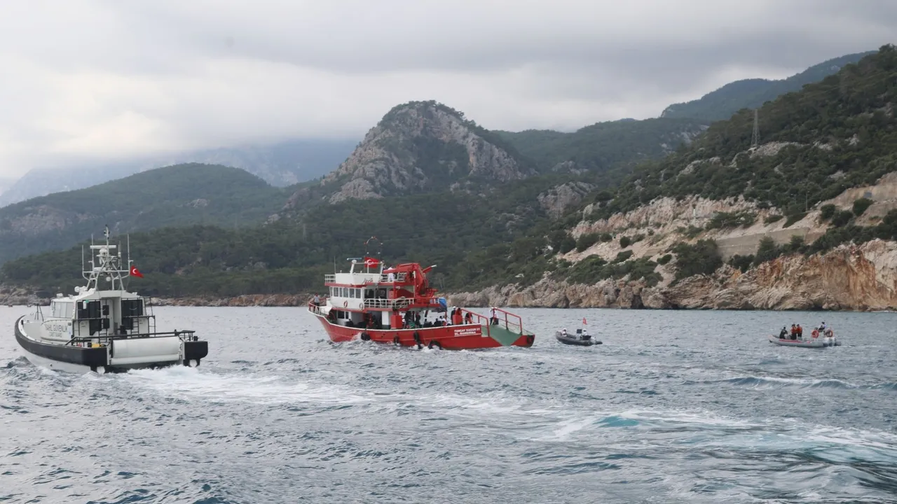 ANTALYA’DA DENİZDEN 500 METRELİK HAYALET AĞ ÇIKARILDI
