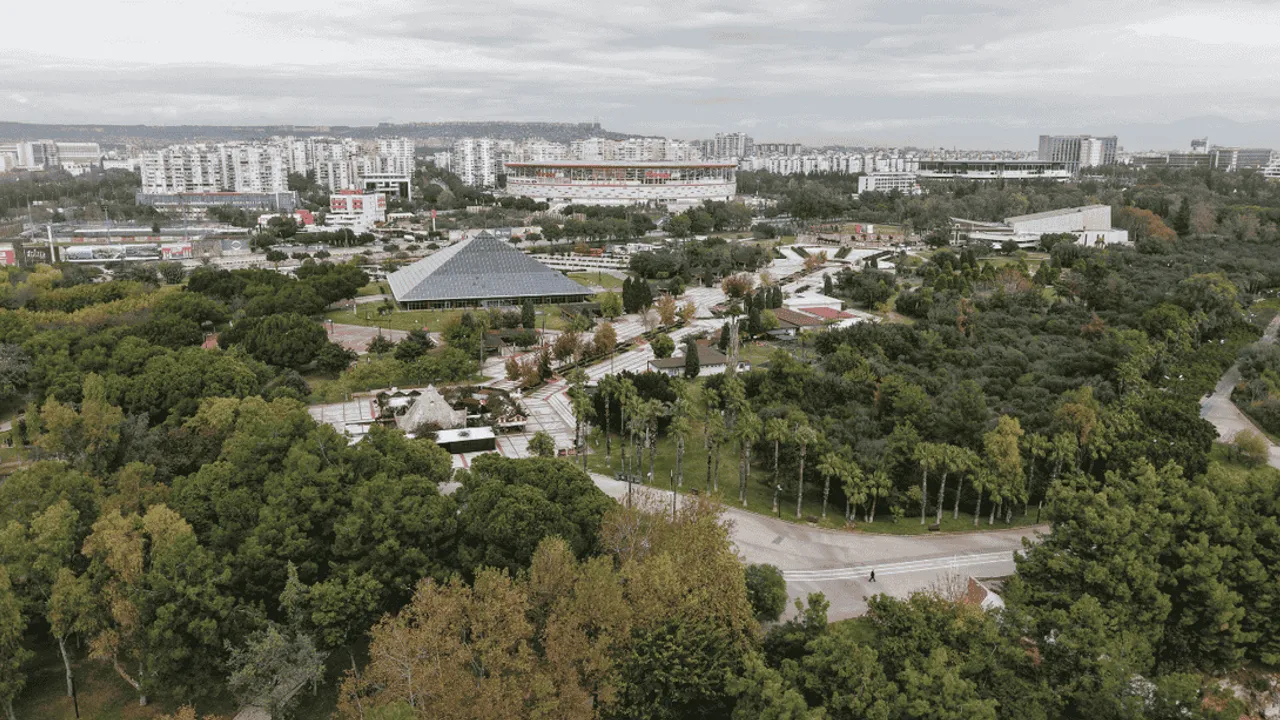 ANTALYA'DA 6 MİLYAR DOLARLIK ARAZİ DAVASI; CAM PİRAMİT'TEKİ İŞLETMELER MÜHÜRLENİYOR