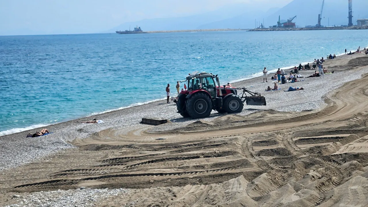 KONYAALTI SAHİLİ’NDE DENİZE GİRENLERİN YANINDA İŞ MAKİNELİ ÇALIŞMA