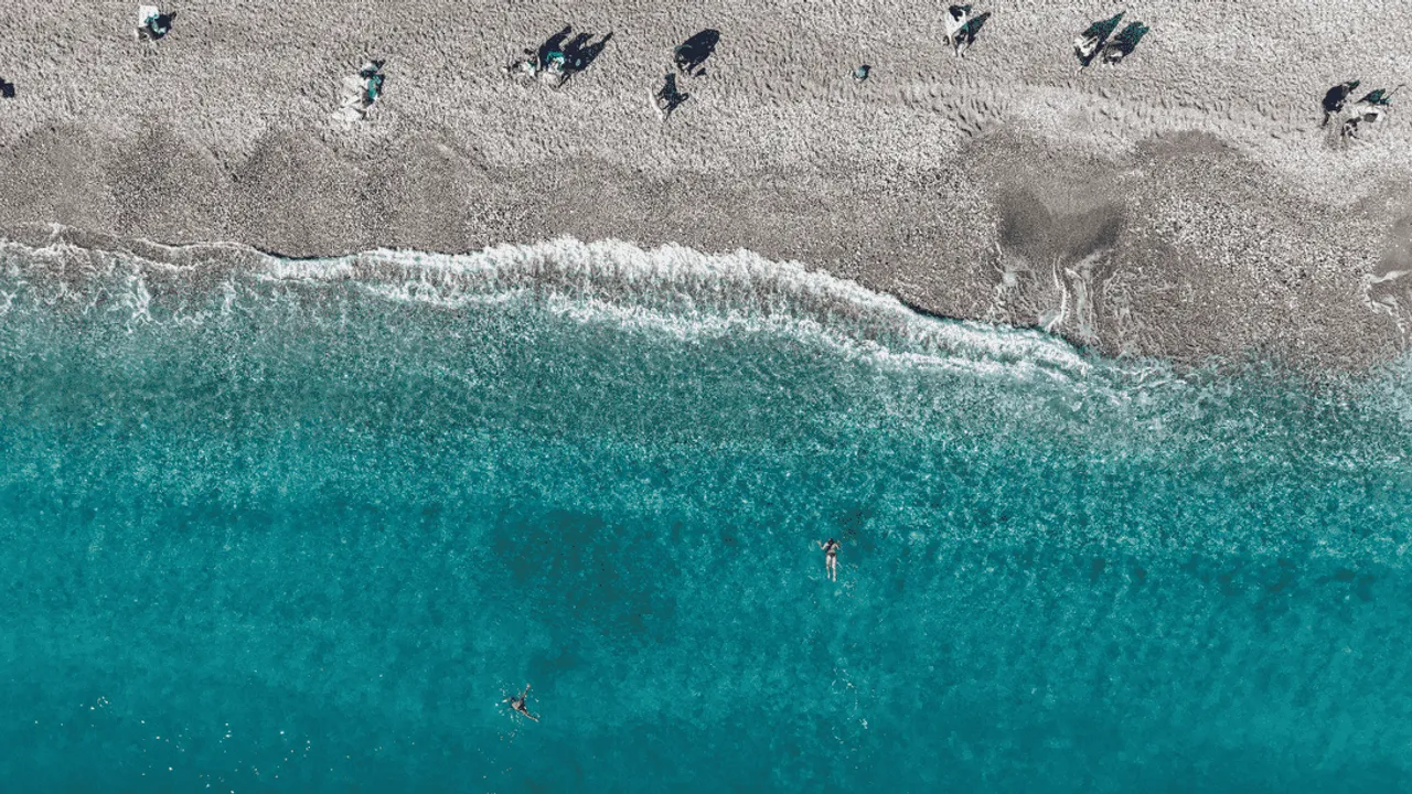 ANTALYA'DA ARALIK AYINDA DENİZ VE GÜNEŞ KEYFİ