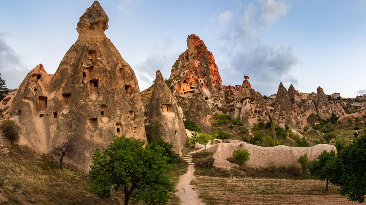 PERİBACALARININ GÖLGESİNDEN GÖKYÜZÜNE UZANAN İLHAM VERİCİ BİR YOLCULUK: KAPADOKYA