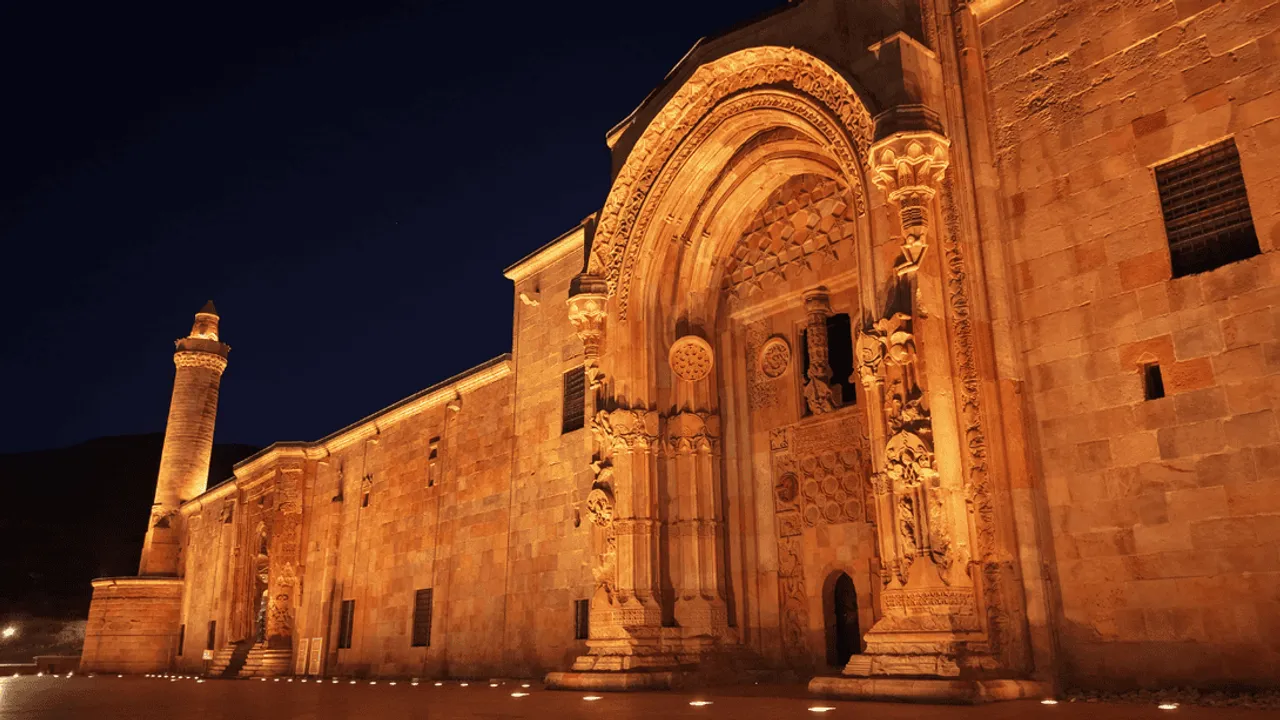 “ANADOLU’NUN EL HAMRASI” DİVRİĞİ ULU CAMİİ IŞIKLAR ALTINDA