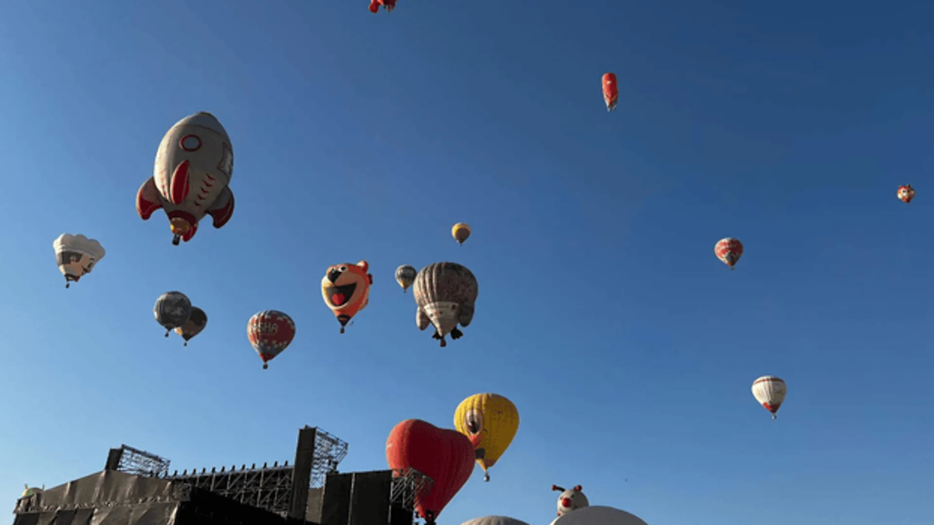 KAPADOKYA’DA ÖZEL FİGÜRLÜ BALONLAR, GÖKYÜZÜNÜ RENKLENDİRDİ