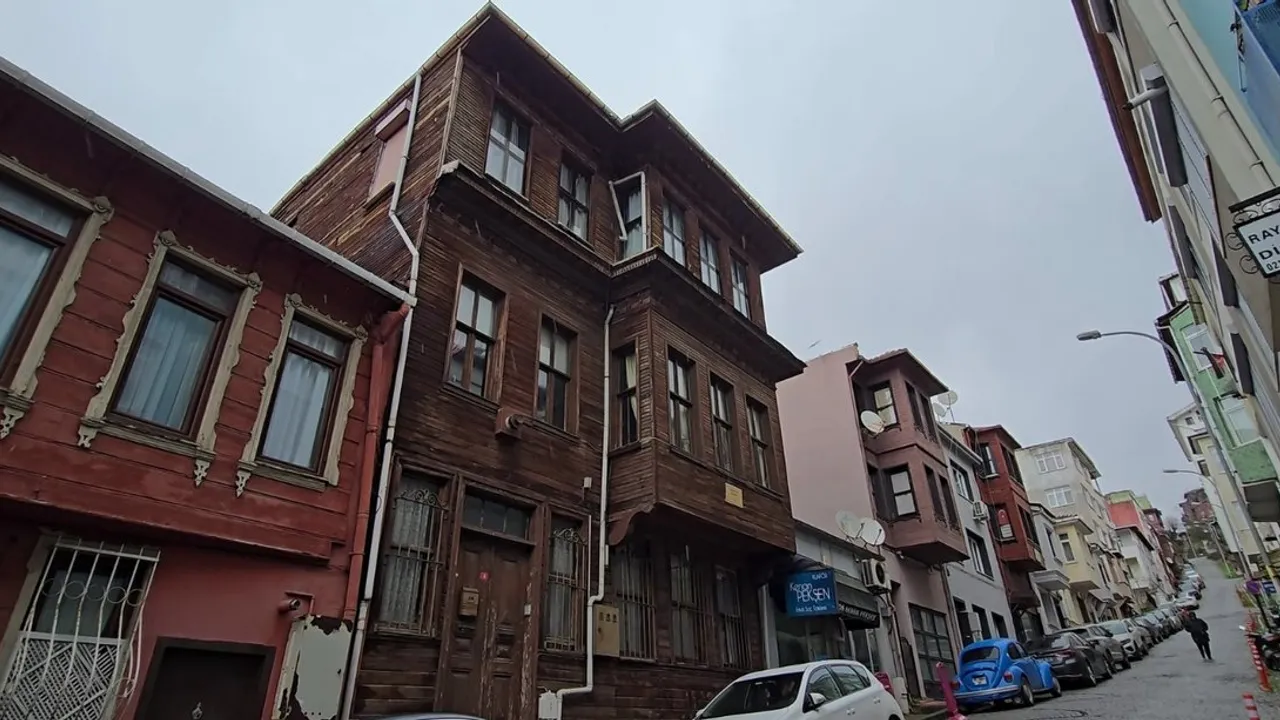 ŞAİR ORHAN VELİ'NİN BEYKOZ’DAKİ DOĞDUĞU EV SATIŞA ÇIKARILDI