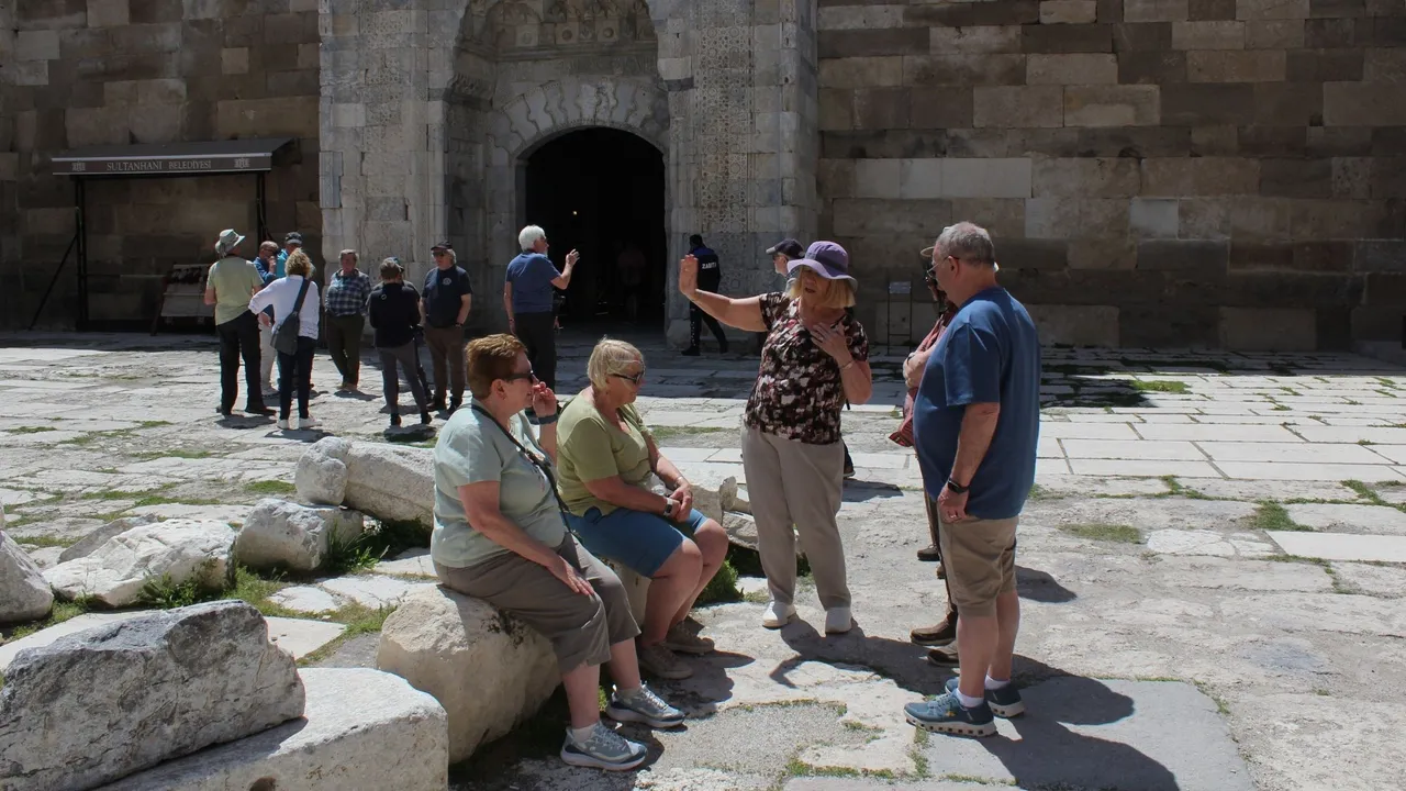 TÜRK DİZİLERİNİN ETKİSİYLE SULTANHANI’NA TURİST İLGİSİ ARTIYOR
