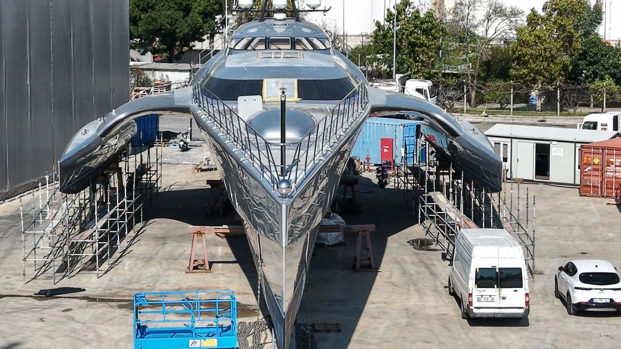 UZAY MEKİĞİNİ ANDIRAN GALAXY TEKNELER ANTALYA’DA