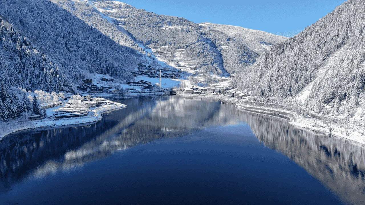 UZUNGÖL KAR YAĞIŞIYLA BEYAZA BÜRÜNDÜ