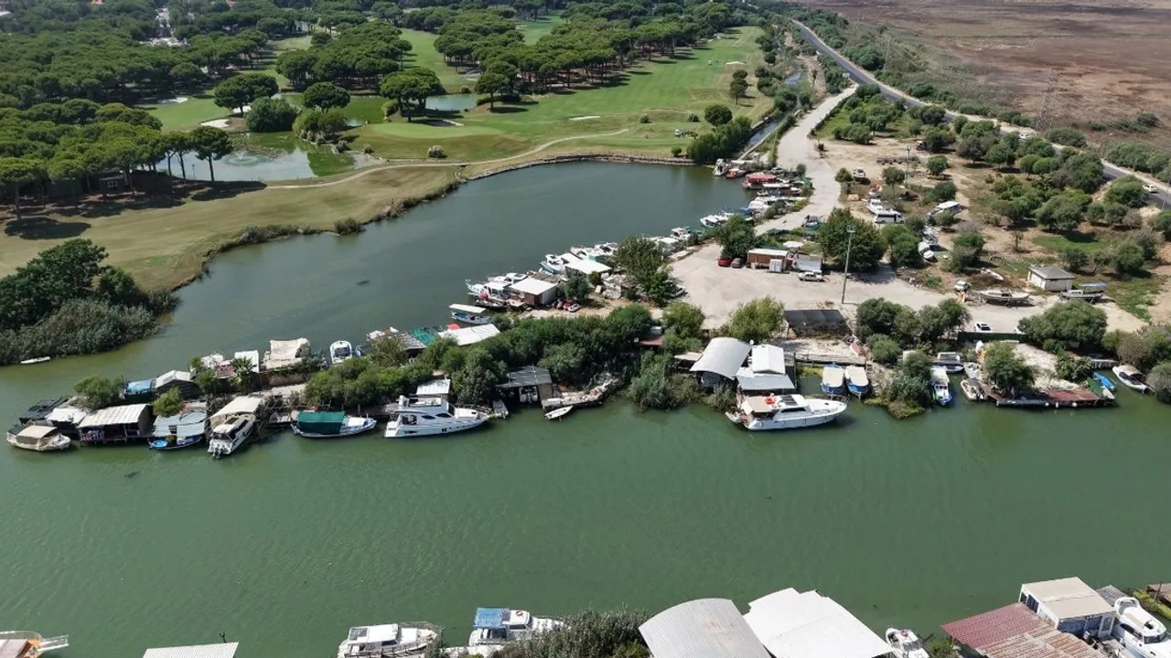 ANTALYA ACISU NEHRİ KIYISINDAKİ 300 KAÇAK KONTEYNER İÇİN YIKIM KARARI