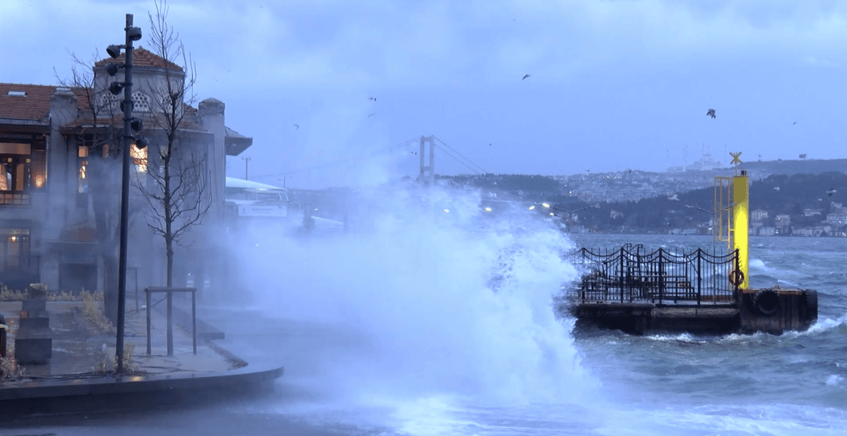 FIRTINA TÜRKİYE’Yİ VURDU: DENİZ TAŞTI, ÇATILAR UÇTU, ULAŞIM AKSADI