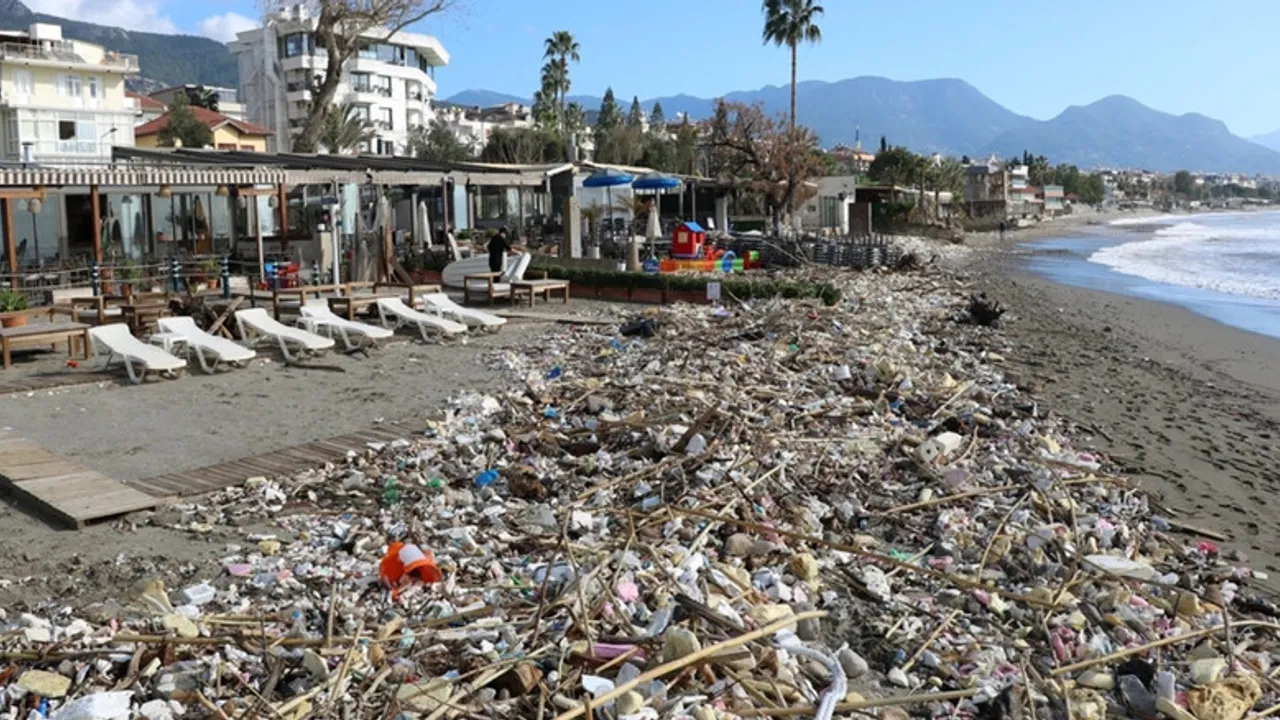 ALANYA'DA SAĞANAĞIN ARDINDAN SAHİL ATIKLA DOLDU