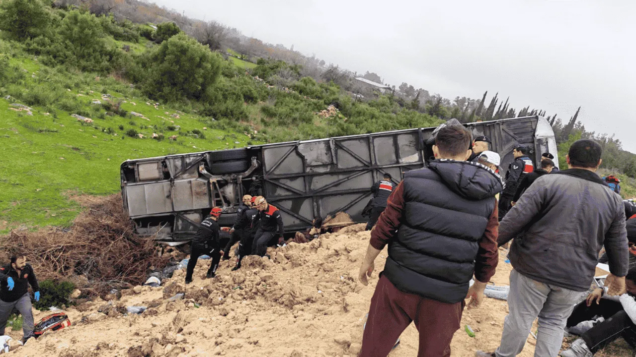 ANTALYA'DA YOLCU OTOBÜSÜ DEVRİLDİ 10 ÖLÜ